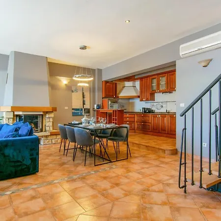 Beautiful In With Kitchen 4*