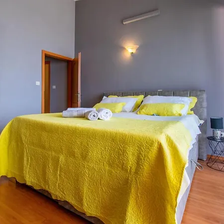 Beautiful In With Kitchen 4*